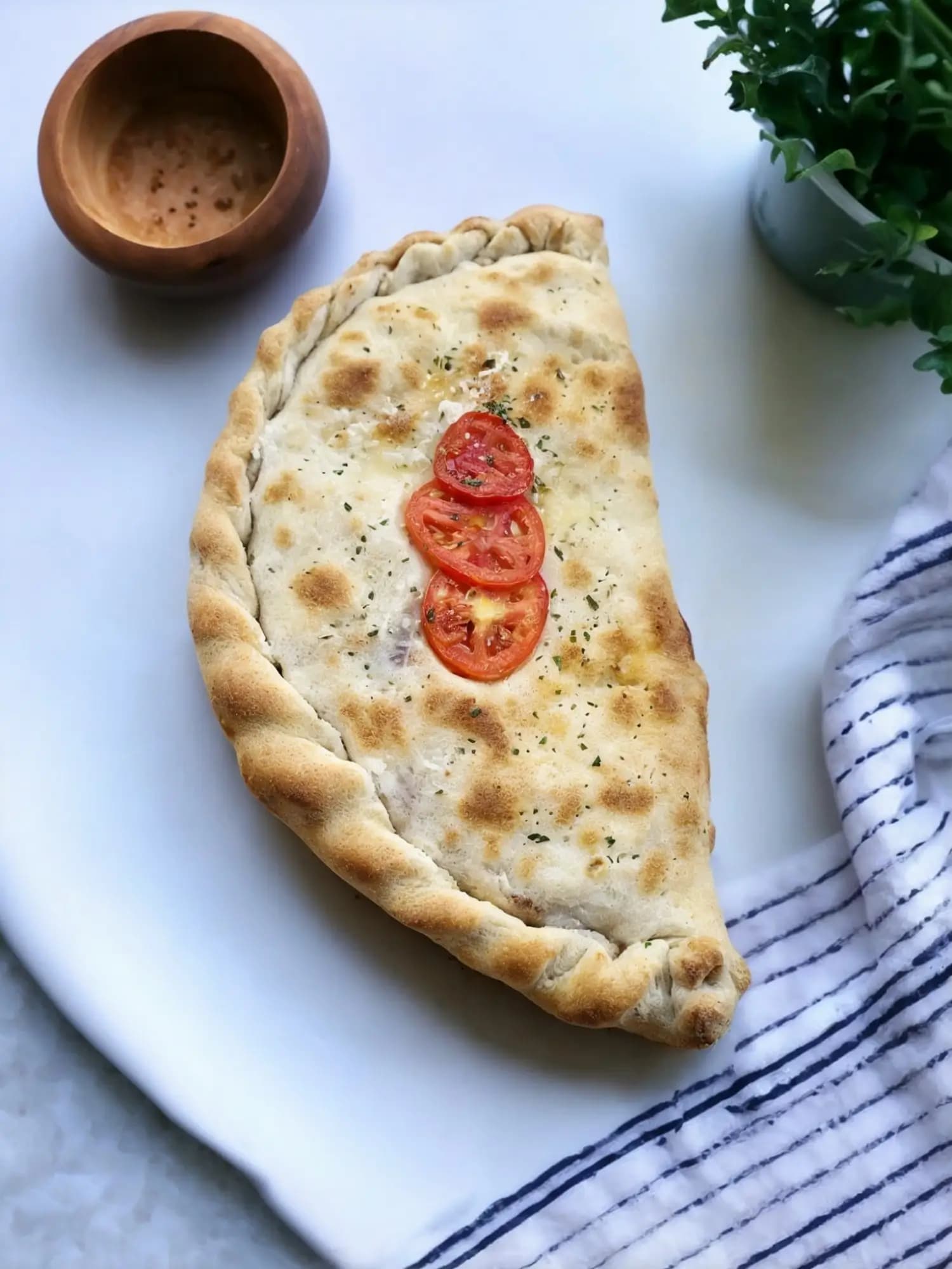 Calzone relleno de ingredientes frescos