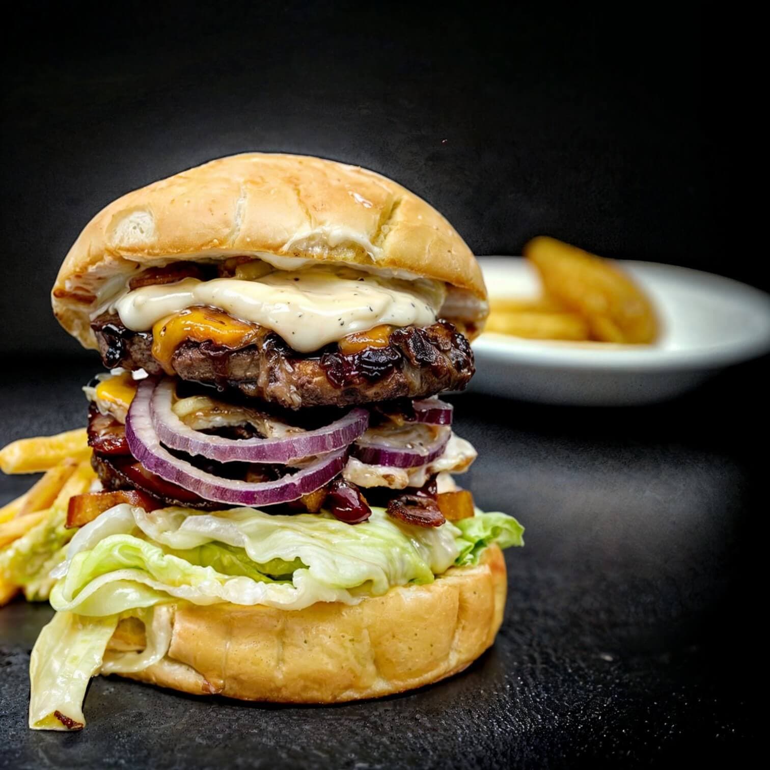 Jugosa hamburguesa con queso y vegetales